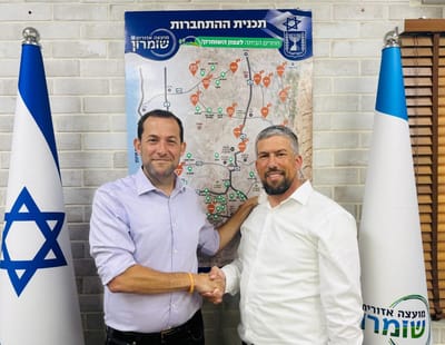 יוסי דגן וראש הישיבה הרב אבי שיש