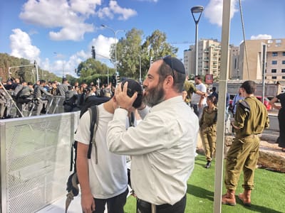 אב מברך את בנו בכניסה ללשכת הגיוס 