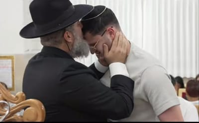 הרב רונן שאולוב מנשק את הלוחם