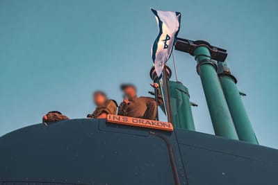 הצוללת אחי" דרקון מגיעה לנמל