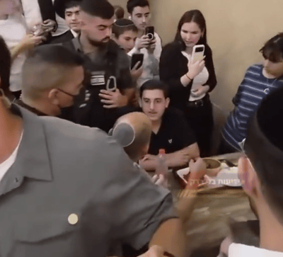 תיעוד חדש: רגע השלכת החפץ על נפתלי בנט