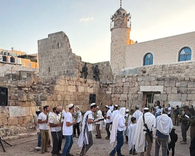המתפללים הבוקר בבית הכנסת העתיק