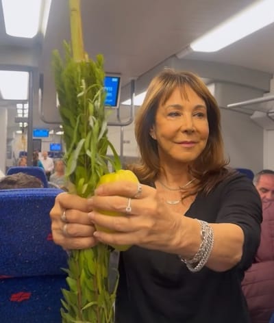 חני נחמיאס מקיימת את מצוות חג הסוכות