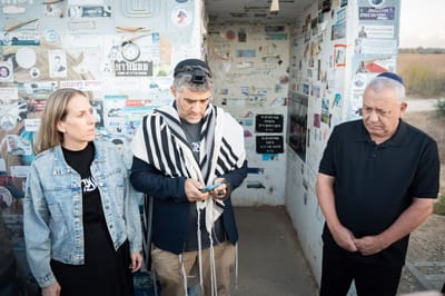 אייזנקוט והוריו של ענר שפירא במיגונית