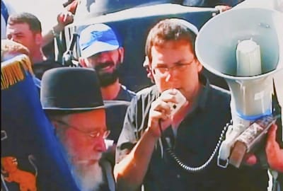 יוסי דגן על גג המצודה בשאנור ביום הגירוש