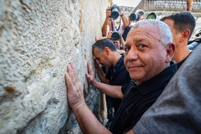 גדי איזנקוט בתפילה בכותל