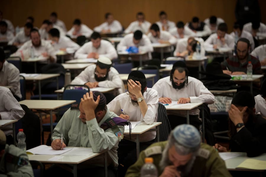 נבחנים במחבני הרבנות. ארכיון