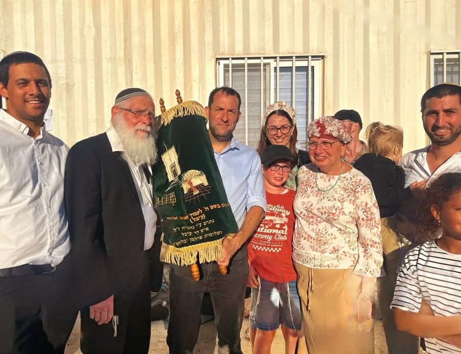 חזון חצי היובל התגשם: ספר התורה המיוחד הוכנס לישיבה בהר עיבל