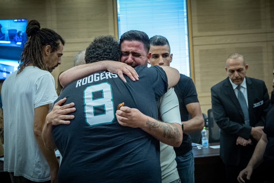 הלום הקרב עומר אמסלם פורץ בבכי אחרי אישור החוק