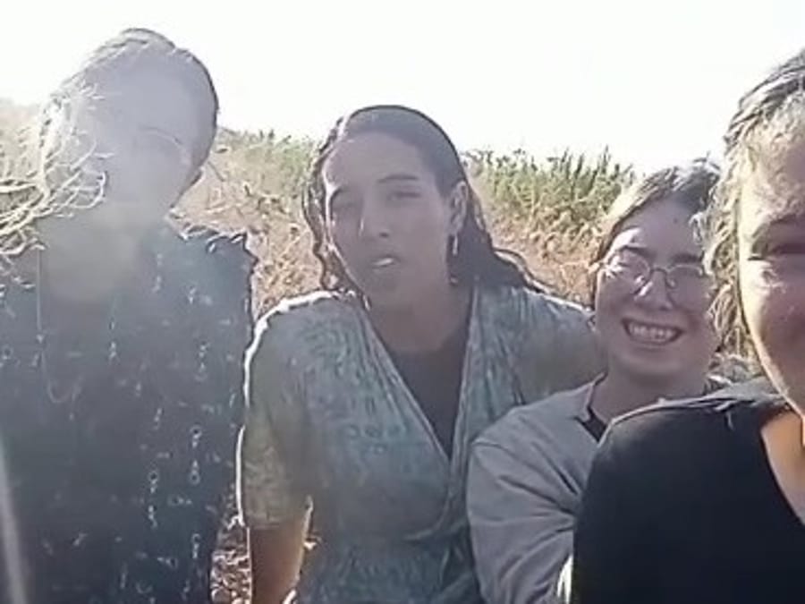 הנערות שחצו ללבנון