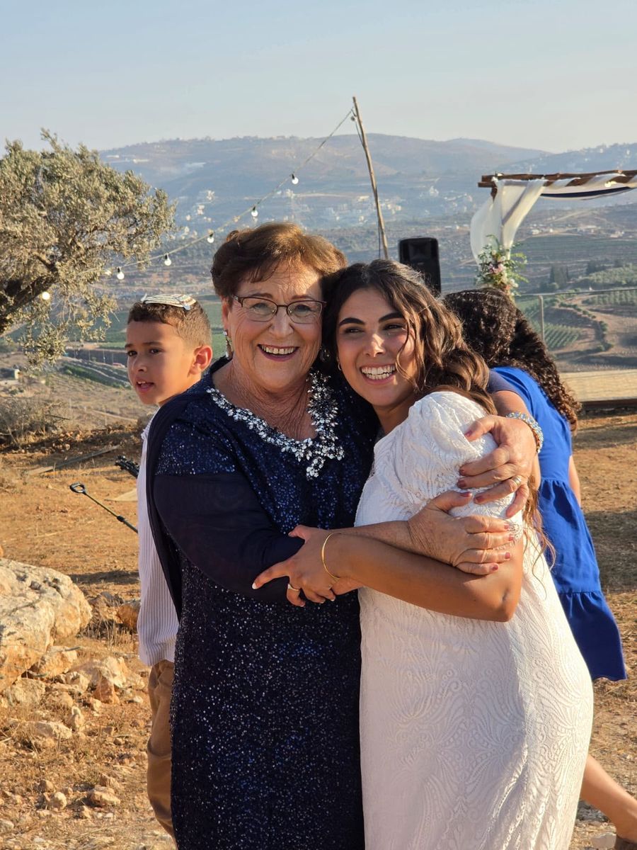 "דמעות של געגוע ושמחה": בתו של אלירז פרץ התחתנה