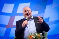 מנסור עבאס, "עשה חצי צעד"