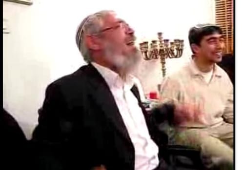 בושות בחתונה: הרב אלון הגיע – הרבנים הפגינו