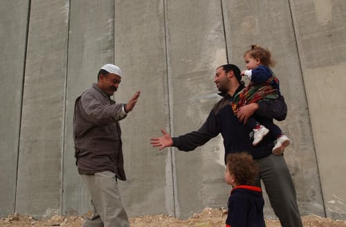 המשיח בפתח? פלסטינים ומתנחלים יפגינו נגד הגדר