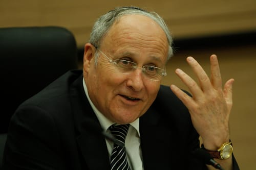 אנחנו מקטרות? תלמידות אולפנית ישורון נגד אורלב