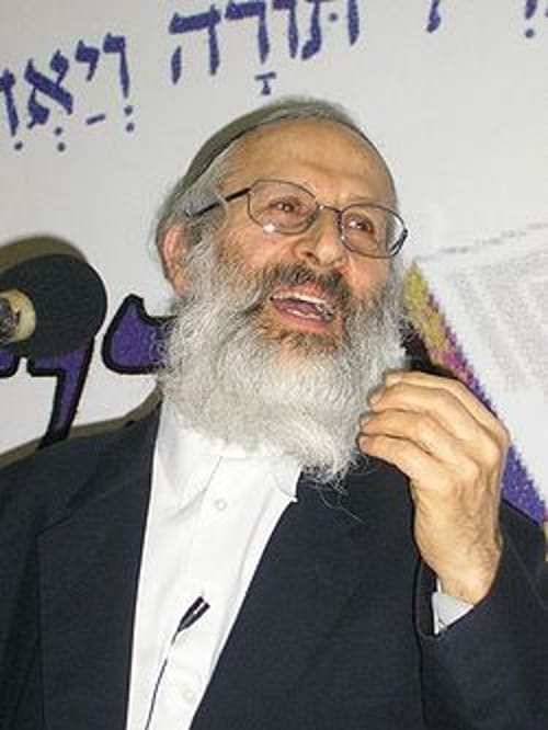 הרב שלמה אבינר עונה: אין היתר לגבר ללחוץ יד לאישה