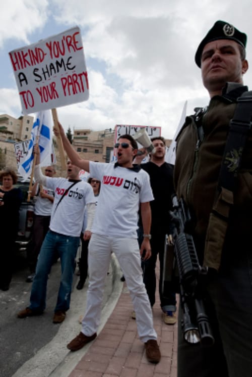 המשטרה משמשת כנהגת ושומרת של "שלום עכשיו"