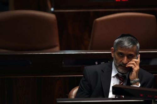 החל הקמפיין נגד ישי: "אלי, הכסא שלך בוער תתפטר"