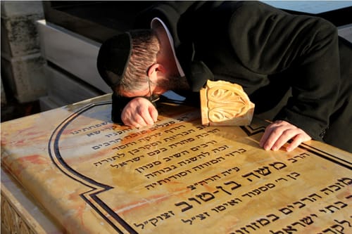 פקחי עיריית י-ם שברו את מצבתו של הרב משה בן טוב