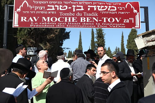 מאות באו למחות על הפגיעה בציונו של הרב משה בן טוב
