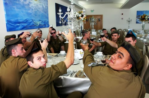 לא לבד: ליל הסדר הגדול ביותר לחיילי צה"ל בודדים