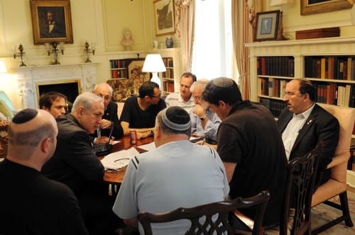מה חושב כתב ערוץ 1 על ריבוי היועצים הדתיים של נתניהו?