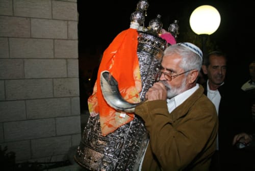בתהלוכת ר' מאיר בעל הנס רקדו עם ספרי תורה ריקים