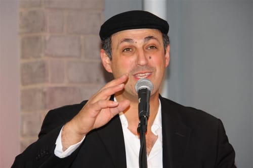 השחקן גולן אזולאי במופע אישי "רוקד בין שני עולמות"