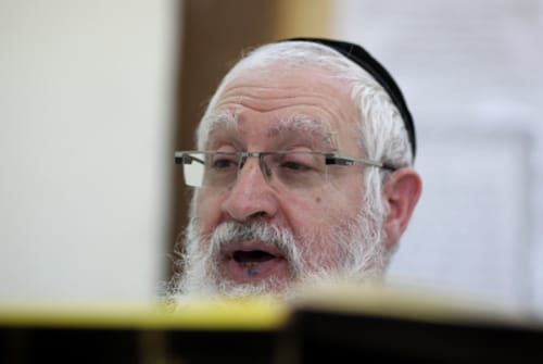 המשטרה עצרה ולקחה לחקירה את הרב יעקב יוסף