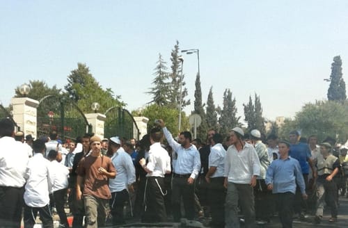 מאות בהפגנת תמיכה ספונטאנית ברב יעקב יוסף ליד ביתו