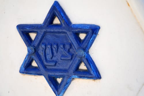 האם מותר ללכת עם נעליים שיש בהם מגן דוד בסולייה?
