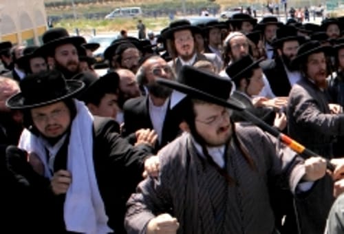 עשרות חרדים הפגינו מול בית הספר לבנות בבית שמש