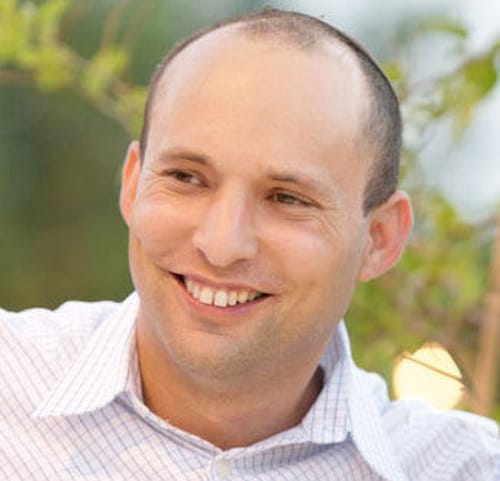האזינו: מתקילים את בנט עם גיטרה באמצע ראיון