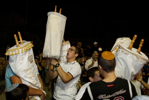 גם בקיבוץ חילוני מפרידים בריקודים בין גברים לנשים
