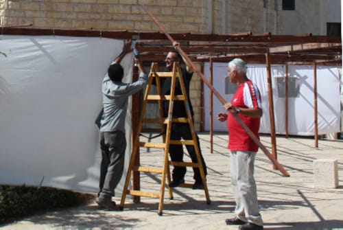 השכנים התנגדו, בית המשפט קבע: מותר לבנות סוכה