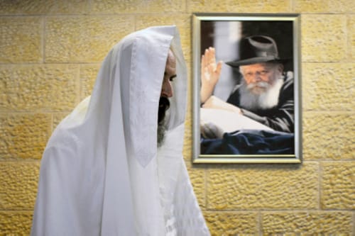 שו"ת SMS: האם מותר להכנס לבית כנסת של חב"ד?