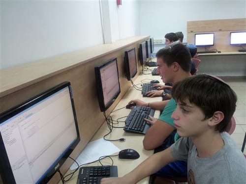 במקום הראשון בארץ בבגרות במחשבים: אמי"ת כפר בתיה