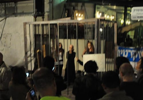 חילונים כלאו נשים בכלוב במחאה נגד הדרת נשים