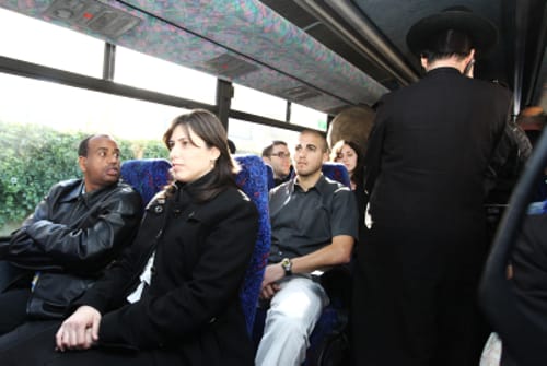 מהומה ב'קו מהדרין': חוטובלי התיישבה בשורה הראשונה