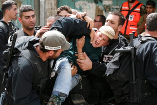 צפו: שוטר מג"ב מרסס קטין בגז פלפל מטווח אפס
