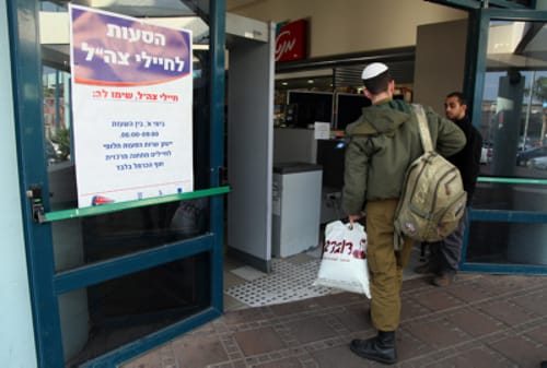 החיילים נתבקשו לשלם ברכבת. הבני"שים נסעו בחינם