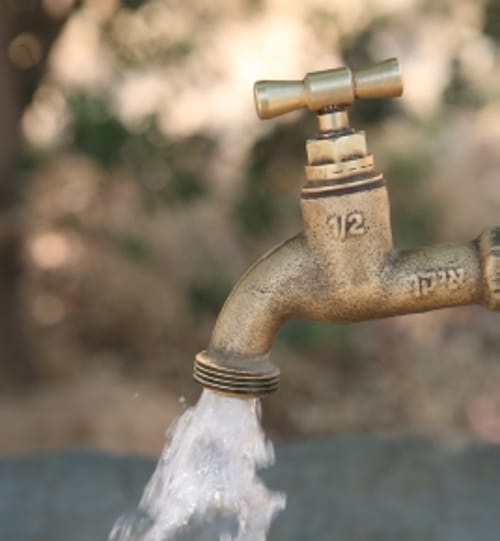 החומרה של החרדים מיותרת; מותר לפתוח את הברז בשבת