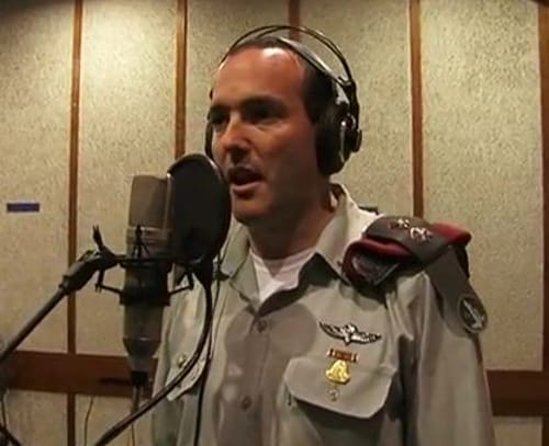 מאחורי הקלעים: הקליפ הראשון של החזן הצבאי הראשי