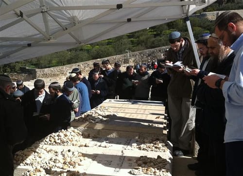 30 שנה: מאות עלו לציון קברו של הרב צבי יהודה קוק זצ"ל
