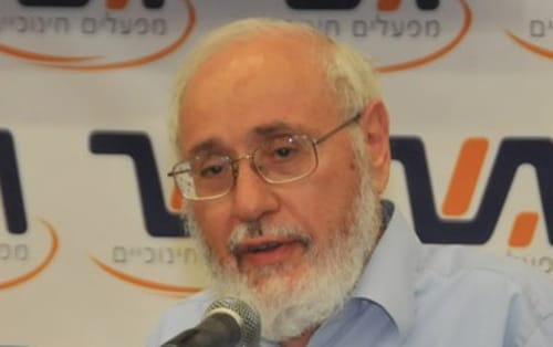 הרב טרופר יוצא נגד הפלייר שמשמיץ את נפתלי בנט