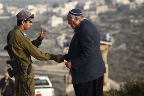 למרות ההסכמה לפינוי פעילי ימין עושים דרכם לרמת גלעד