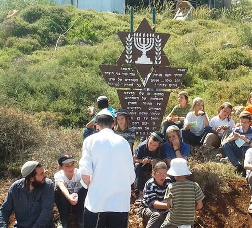 שריקות וקריאות שמחה של ערבים בזמן צפירת יום הזכרון