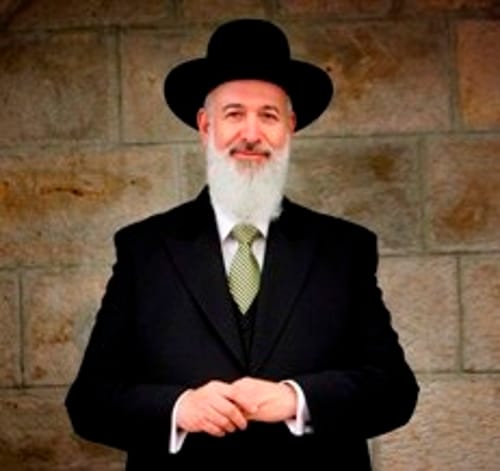 הרב מצגר לגבאים: חלקו את עלוני השבת אחרי התפילה