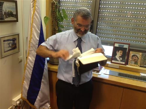 ריבלין נגד בן ארי: כל ספר קודש חשוב למאמיניו