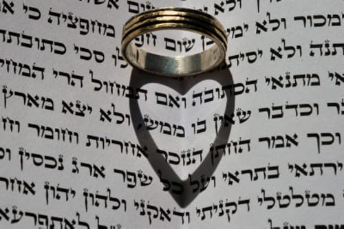 שו"ת סמס לפורים: מלך נתן לי טבעת, האם אנחנו מאורסים?